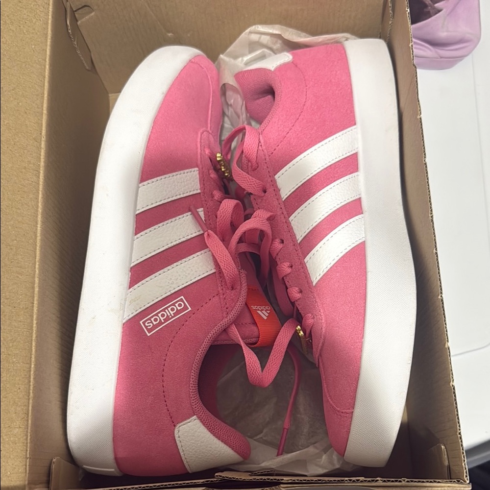 Adidas Pink Sneakers with Classic Low-Top Design - Picture 7 of 7